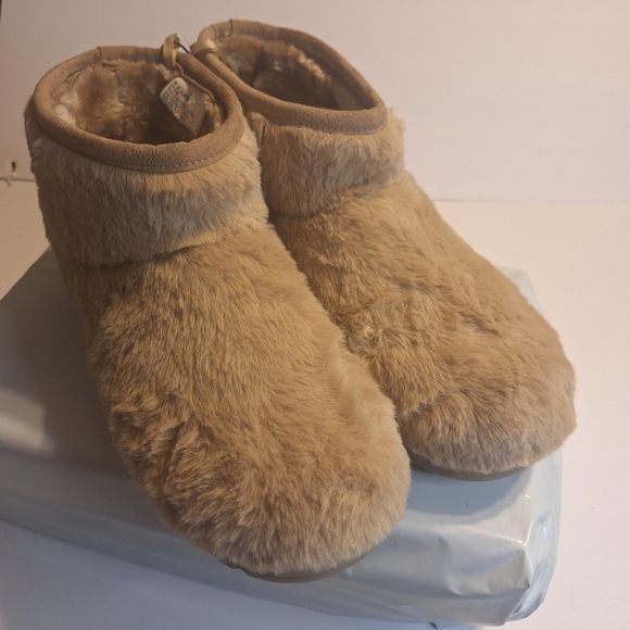 Arizona Jean Company Shoes - Arizona Jean Company Tan Faux Fur Slippers
